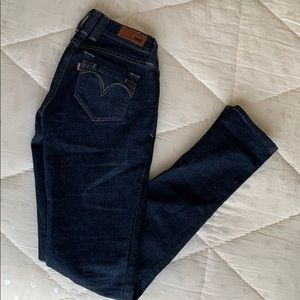 Women’s dark wash Levi’s skinny jeans low rise